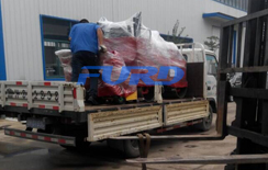 福瑞得機(jī)械座駕壓路機(jī)，路面開槽機(jī)成功裝車及時(shí)發(fā)貨